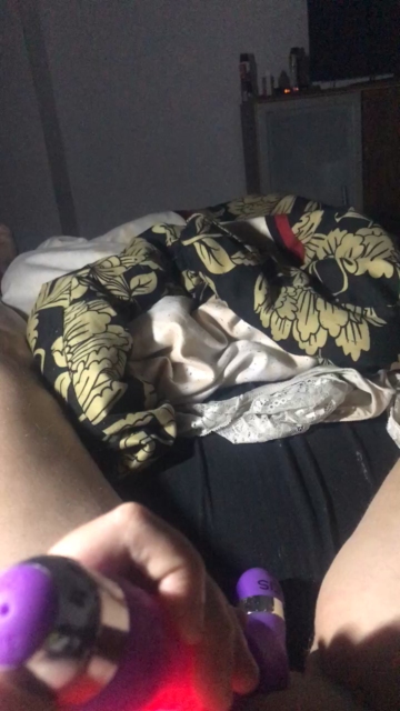 Mimi2712 04-10-2021 Topless 